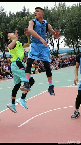 我家在长洲,家乡的篮球比赛历来是传统体育活动.